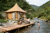 Tente de glamping de luxe semi-permanente personnalisée, double, quatre saisons, 2 chambres, salon, toile PVC, imperméable, ignifuge, anti-UV, structure en acier