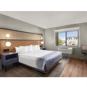 Liquidación de Muebles para Hoteles AmericInn, Conjuntos de Habitación para Huéspedes con Cabecera de Cama, Armario, Silla y Sofá - Product Image 1