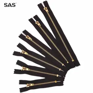 SAS Produsen pemasok ritsleting kustom Close-end terukir Logo grosir ritsleting logam hitam untuk Jeans
