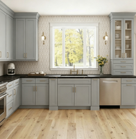 Meubles de cuisine en bois massif style Shaker, sur mesure en forme de L pour toute la maison, avec îlot central à bord cascade et plan de travail en quartz noir