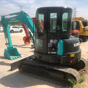 Mini-excavatrice sur chenilles d'occasion KOBELCO SK55SR 5 tonnes, modèle 2023, pour travaux de terrassement et de construction. Composants essentiels : moteur et transmission. - Product Image 4