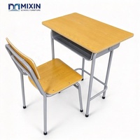 Ensemble de mobilier scolaire moderne pour salle de classe secondaire : table et chaise individuelles en bois pour étudiants