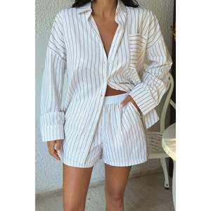 ชุดเซ็ตเสื้อผ้าลำลองผู้หญิงลายทางสีเหลือง ผ้าถักทอ ความยาวเหนือเข่า สำหรับฤดูร้อน - Product Image 4