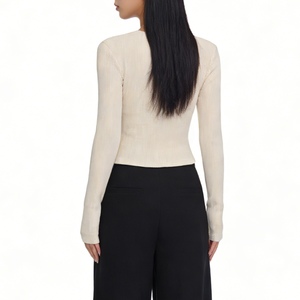 Haut côtelé asymétrique froncé à col asymétrique pour femme - T-shirt court ajusté à manches longues tendance - Product Image 6