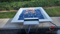 Bol à feu carré blanc à gaz avec cascade en acier inoxydable et fonction eau et feu pour piscine extérieure, patio, jardin, villa