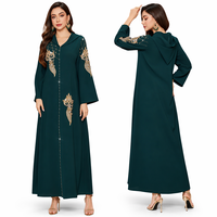 Robe longue ample à col en V avec appliques florales dorées et manches évasées ornées de strass |   Abaya de Luxe pour Occasions Spéciales, Robe de Soirée pour Femmes Musulmanes