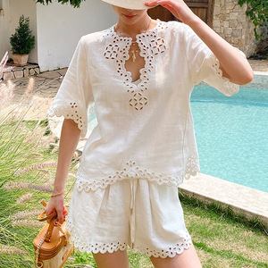 Ensemble de shorts de vacances vintage pour femme, style sud-ouest de France, avec chemisier blanc à manches courtes en ramie et coton brodé ajouré - Product Image 3