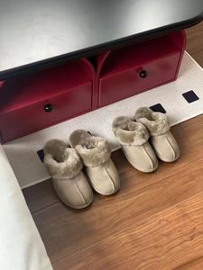 Vente en gros de pantoufles en fourrure imperméables personnalisées pour l'hiver, pour hommes et femmes, bottes de neige chaudes à la cheville avec empeignes en caoutchouc - Product Image 1