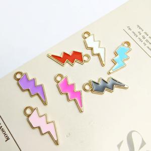 Colgante en forma <span class=keywords><strong>de</strong></span> trueno <span class=keywords><strong>de</strong></span> aleación <span class=keywords><strong>de</strong></span> Zinc dorado clásico Multicolor <span class=keywords><strong>de</strong></span> alta calidad, estilo <span class=keywords><strong>de</strong></span> gota <span class=keywords><strong>de</strong></span> aceite para joyería chapada en oro para niños - Product Image 1