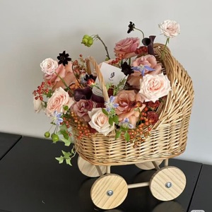 Cesta de Flores de Ratán Tejida a Mano con Ruedas, Maceta Decorativa Estilo Cochecito de Bebé para Arreglos Florales, Decoración para Bodas y Fiestas - Product Image 3