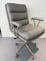 Chaise de bureau ergonomique moderne en similicuir gris, confortable, avec dossier ergonomique, pivotante, réglable en hauteur, avec accoudoirs en métal doré et base 5 étoiles