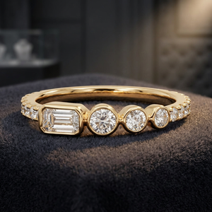 Anillo de banda con diamantes cultivados en laboratorio, esmeralda y corte redondo, engastado en bisel, para mujer, oro de 10K, 14K, 18K, plata de ley 925, 935 - Product Image 1