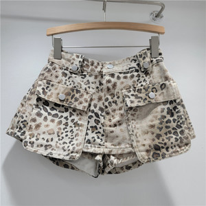 กางเกงขาสั้นเดนิมพิมพ์ลายเสือดาวสำหรับผู้หญิงแบบ 3 มิติ มีกระเป๋าขนาดใหญ่ แฟชั่นสำหรับใส่ทำงาน - Product Image 3