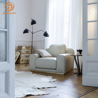 Canapé en cuir blanc crème de style italien luxueux, design carré avec bordure inférieure dorée et dossier embossé