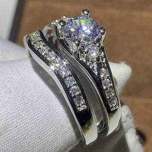 Anello con Quattro Punte e Cristalli per Donne, Elegante Accessorio Minimalista per Uso Quotidiano e Feste - Product Image 5