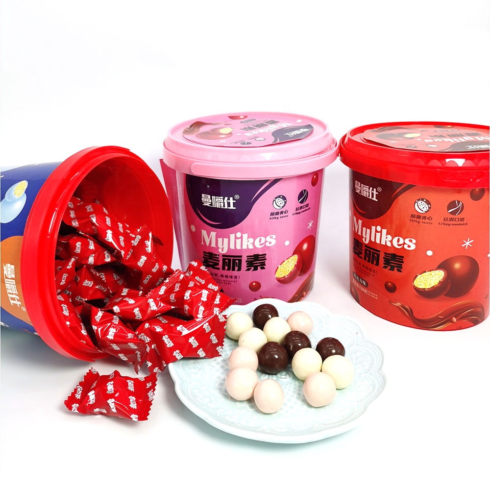 Hot Sales Kinder Lieblings snacks Erdbeer kugeln Süßigkeiten Lieferant OEM ODM Kunden spezifische Milch schokoladen bällchen Süßigkeiten in Eimern