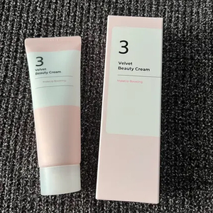 NUMMBZI 3 Crema Hidratante Antienvejecimiento Iluminadora Premium de 60 ml con Vitamina C y Ácido Hialurónico - Product Image 4