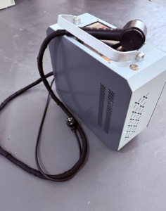 Machine de nettoyage au laser pulsé industrielle portable de type valise 100W 200W 300W à refroidissement par air avec source Raycus JPT Portable T - Product Image 4