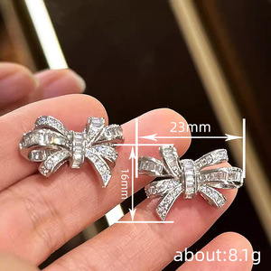Orecchini a perno con fiocco simmetrico da donna, design dolce e femminile, accessori per l'orecchio da indossare tutti i giorni - Product Image 4
