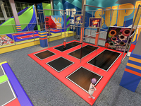 QiaoQiao Aire de jeux intérieure Attraction interactive jeu de saut Trampoline Park jeux de sport Basketball slam dunk pour enfants et adultes