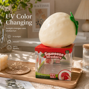 Jouet anti-stress souple et sensoriel en forme de fraise changeant de couleur aux UV pour garçons et adultes - Product Image 1