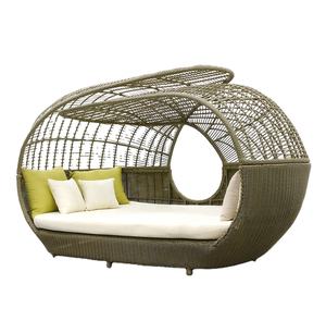 سرير نهاري فاخر وعصري من الراتان للحدائق مع مظلة مقاومة للماء لأثاث الفنادق وحمامات السباحة الخارجية - Product Image 1