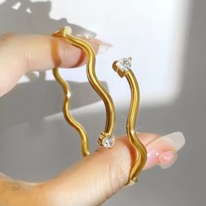 Ensemble de bijoux tendance, bracelet serti de pierres CZ, plaqué or 18 carats, bracelet en forme de cœur, zircon, anneaux ondulés pour femmes - Product Image 4