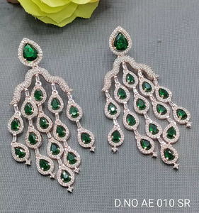 Élégantes boucles d'oreilles pendantes en or rose avec pierres CZ étincelantes pour mariage et soirées, pour femmes, en provenance d'Inde - Product Image 1