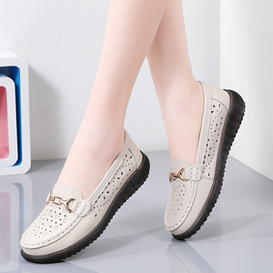 รองเท้าสวมสบายแบบใหม่สำหรับฤดูร้อน ดีไซน์โปร่ง ระบายอากาศได้ดี พื้นนุ่ม เหมาะสำหรับผู้หญิงวัยกลางคนและผู้สูงอายุ ไซส์ใหญ่ แบบสวม - Product Image 1