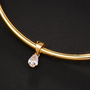 Collar Ajustable Minimalista y Elegante con Garantía Anti-Deslustre, Chapado en Oro de 18K sobre Acero Inoxidable, Diseño Abierto en Forma de Lágrima para la Clavícula - Product Image 4