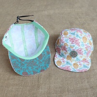 Casquette de camping à cinq panneaux à imprimé floral personnalisée OEM, à visière plate réglable, pour activités de plein air, plage et surf, avec patch logo brodé, unisexe