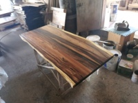 Prix d'usine Plateau de table en noyer colombien massif à bord naturel, Dalle de bois pour comptoirs et plans de travail, Table de bureau et de salle à manger en bois naturel