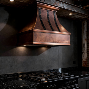 建築家による手作りの槌目銅製壁掛けレンジフード、高級ヴィラのキッチン向けのエイジドパティナ仕上げ（サイズカスタマイズ可能） - Product Image 5