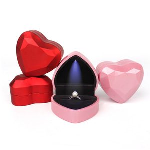Caja de Anillos Moderna con Luz LED EVERWIN, Caja para Aretes en Forma de Corazón, Caja de Almacenamiento de Joyas con Forro de Terciopelo de Lujo para Collares y Colgantes - Product Image 5