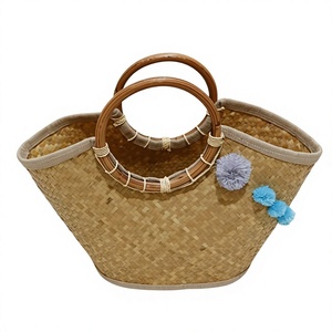 Bolso de Playa Tejido con Hojas de Palma, Ecológico y Duradero, con Asas de Madera y Pompones, Color Beige Claro, Casual, Multiusos - Product Image 1