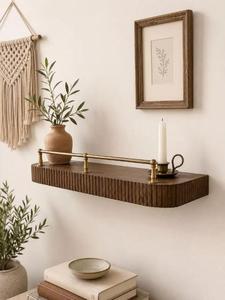Étagère murale flottante cannelée arrondie avec rail de galerie en laiton, style moderne du milieu du siècle, pour rangement et présentation dans le salon ou la chambre - Product Image 6