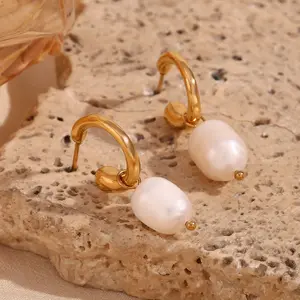 Pendientes de gota de acero inoxidable de oro de 18 quilates en forma de C irregulares elegantes pendientes colgantes de perlas de agua dulce joyería de moda para mujer