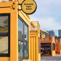 Magasin de détail modulaire en conteneur maritime, style Pop Art créatif, avec panneaux sandwich, graffitis muraux, structures gonflables et fenêtres en verre, pour café pop-up