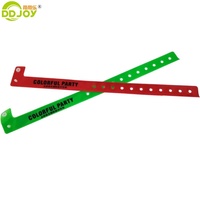 Bracelets classiques en plastique réfléchissants de couleur néon pour enfants avec votre propre logo pour un anniversaire