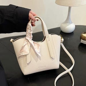 Sac seau à la mode minimaliste à la mode pour femmes sac à main de niche texturé de qualité supérieure sac à bandoulière décontracté de luxe avec sangle d'écharpe - Product Image 4