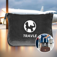 Couverture de voyage et oreiller Ujoy en flanelle polaire douce et confortable, écologique, tendance, vente en gros, dans un sac souple avec poches