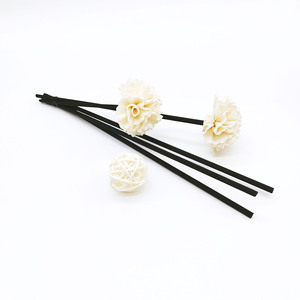 Bastone in fibra nera da 3mm 4mm <span class=keywords><strong>con</strong></span> bastoncino di fiori in canna <span class=keywords><strong>con</strong></span> <span class=keywords><strong>diffusore</strong></span> di olio essenziale di fiori in legno Sola - Product Image 1