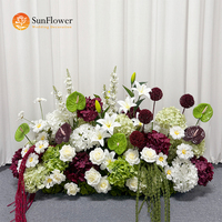 Bunga Artificial Burgundy Hijau Putih Lily Anthurium Hydrangea untuk Dekorasi Lorong Pernikahan, Panggung, dan Lantai