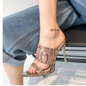 Sandales en peau de serpent à <span class=keywords><strong>talon</strong></span> transparent bon marché en gros d'usine sandales pantoufles à talons aiguilles fantaisie à bout pointu - Product Image 6
