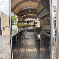 Remorque alimentaire remorquable à double essieu, cuisine tout en acier inoxydable pour la vente de glaces, de restauration rapide, de snacks en plein air, pour les foires et les événements.