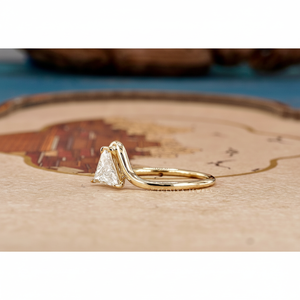 Anillo de Diamantes con Corte Triangular, Elegante Anillo para Mujer, Diseño Moderno con Piedra Preciosa Brillante, Perfecto para Ocasiones Especiales - Product Image 1