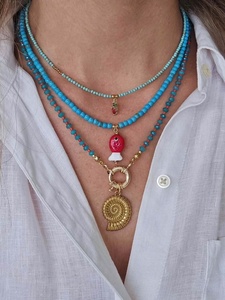 Collier en pierre naturelle bleue avec breloques étoile de mer dorées, bijoux minimalistes d'hiver, ras-de-cou perlé turquoise, bijoux résistants à l'eau - Product Image 4