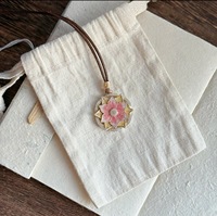 " Lotus rose "   Nouveau collier long en émail doré de style chinois avec relief coloré et filigrane de lotus, accessoire pendentif pour femme