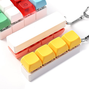 Venta al por mayor de fábrica: Llavero de teclado mecánico de plástico, botón pulsador antiestrés, juguete para aliviar el estrés, llaveros y juguetes. - Product Image 2