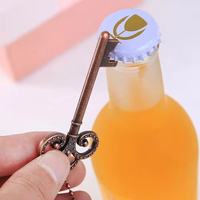 Llaveros de metal y aleación con abridor de botellas para boda, regalos de boda de plástico, logotipo personalizable para invitados